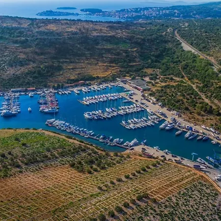 شقة In With Seaview, Terrace, Wifi Ražanj